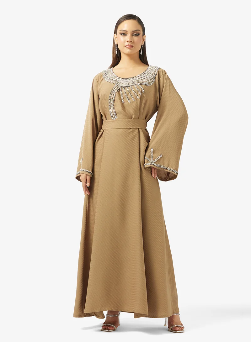 هيا كلوزيت جلابية مزينة بتطريز زهري وحزام